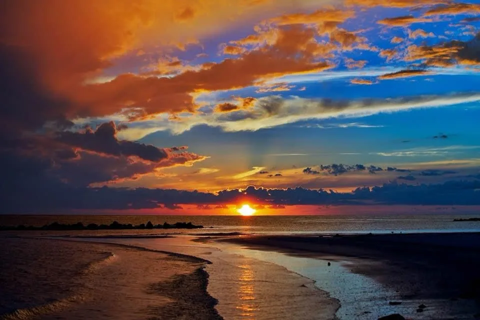 Breathtaking Sunset: Nature's Daily Masterpiece
