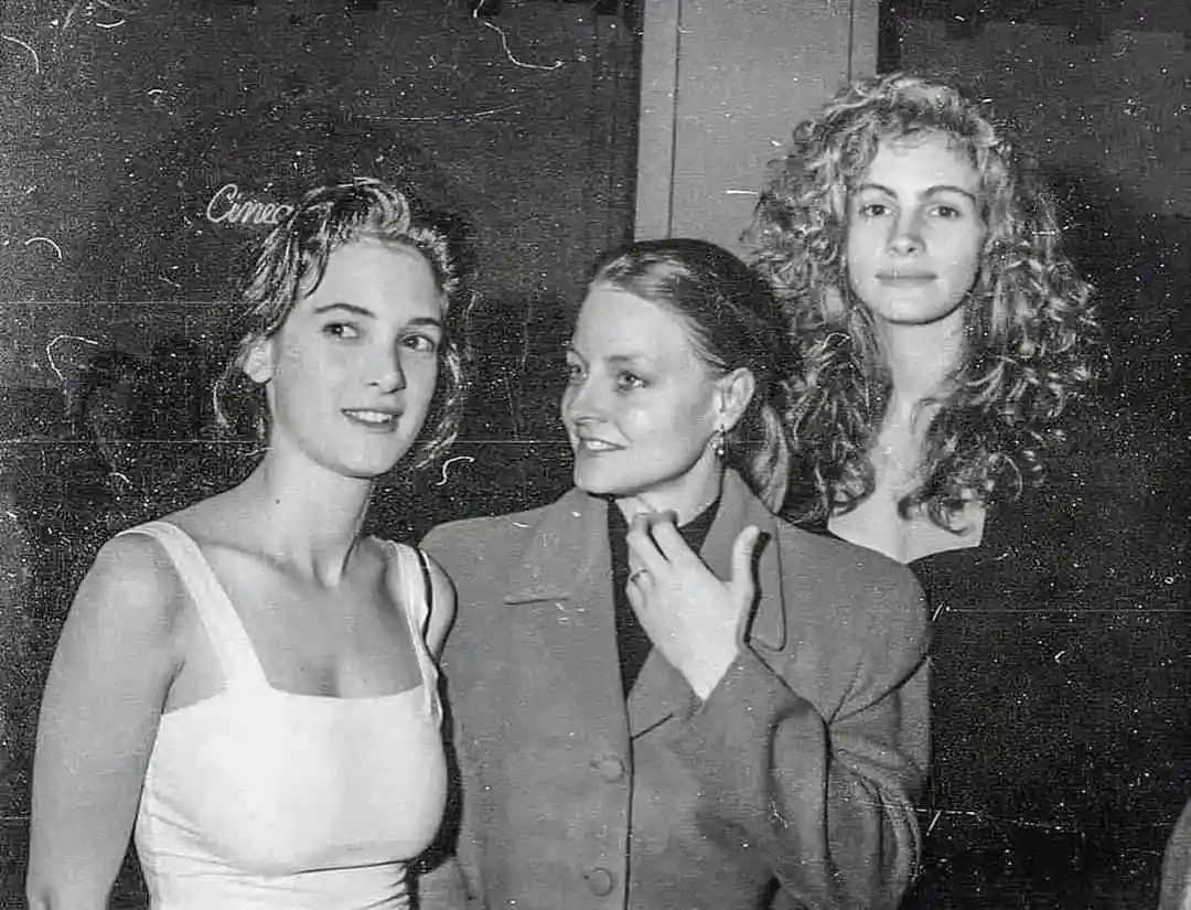 A grainy black-and-white photo shows three women posing together at what appears to be a film event, with the word 'Ciné'…
