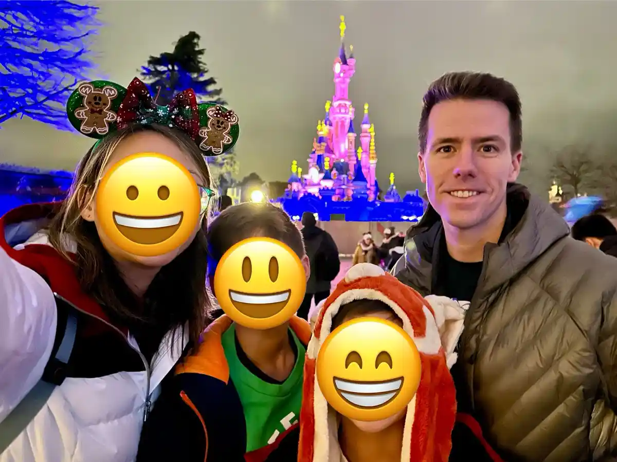 Sending Christmas cheer from an American in Disneyland Paris