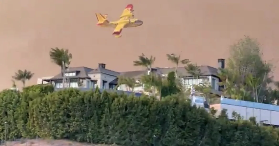 Canadian Water Bomber Battling Fires in Los Angeles