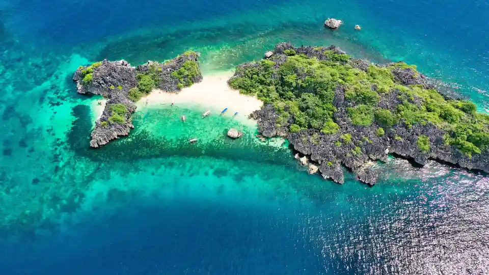 On Lahos Island, a group of Bangka boat pilots stumbled upon a temporary beach, where a stretch of sand is exposed before…