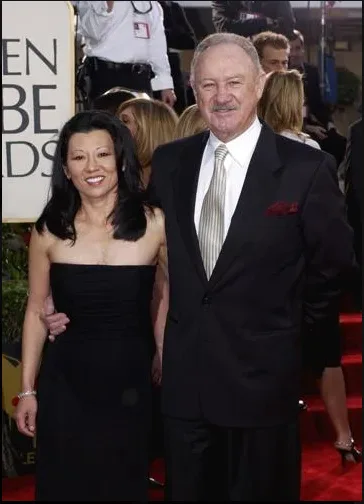 A man and woman stand together on a red carpet at what appears to be a film awards event, with a partially visible 'EN BE…
