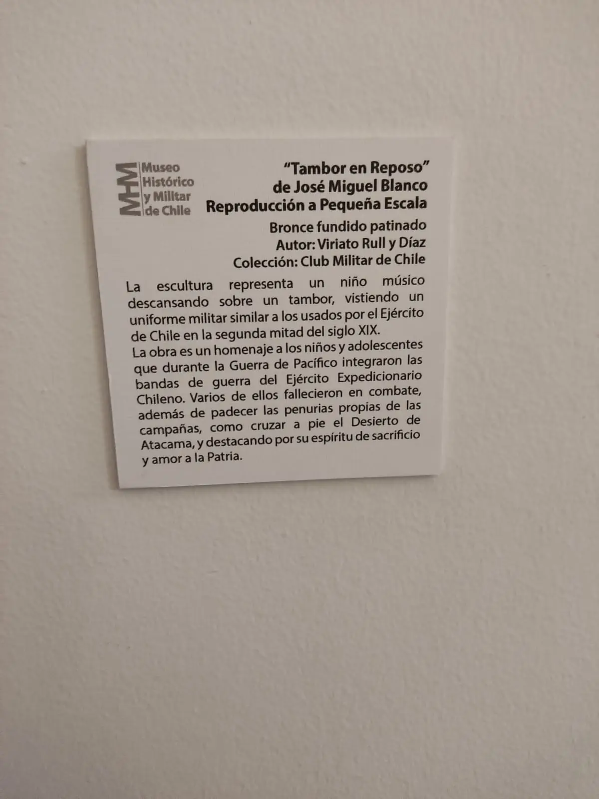 A close-up photo of a museum plaque in Spanish from the Museo Histórico y Militar de Chile, describing a sculpture titled…