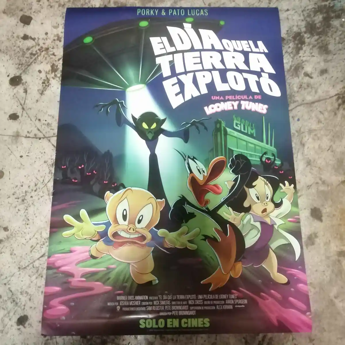 A Spanish-language movie poster for 'El Día Que La Tierra Explotó' (The Day the Earth Exploded), featuring Looney Tunes…