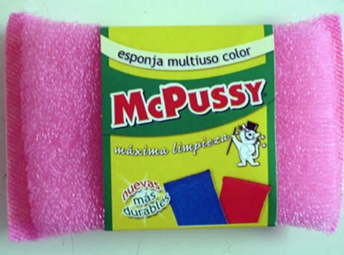 A pink, textured sponge wrapped in packaging labeled 'McPUSSY' with Spanish text including 'esponja multiuso color', 'máxima…
