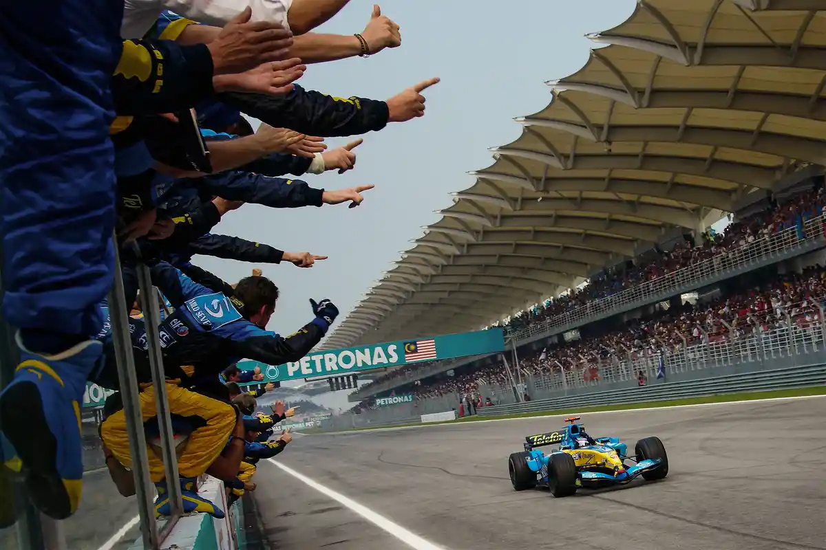 Reliving the glory of Fernando Alonso with the Renault R25 at Malaysia 2005