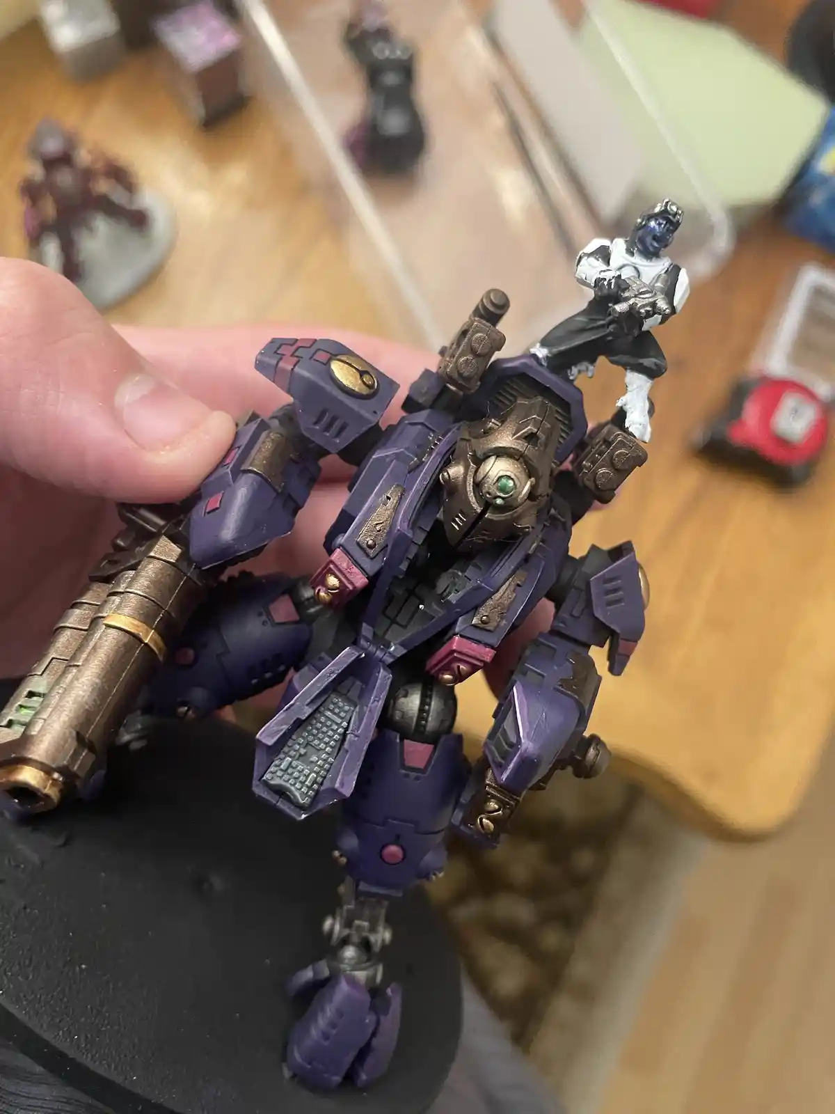 Naggaroth Night Meets Screamer Pink Tau: A Colorful Clash