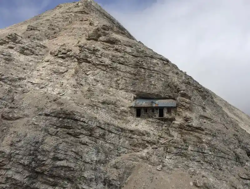 Cozy Alpine Shelter vibes.