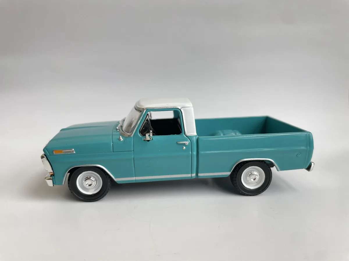 Iconic Ford F100 1972: A Collector's Gem in 1/43 Scale