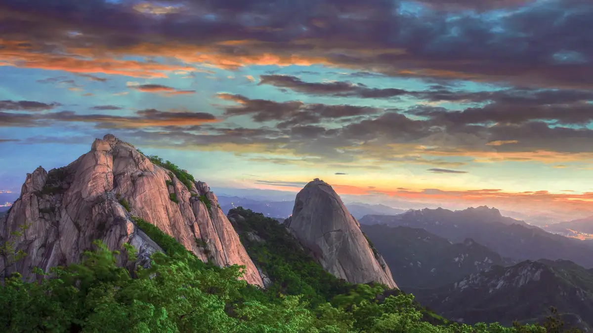 Discover the vibrant soul of Seoul, where ancient palaces meet modern skyscrapers, rich culture and unforgettable memories…